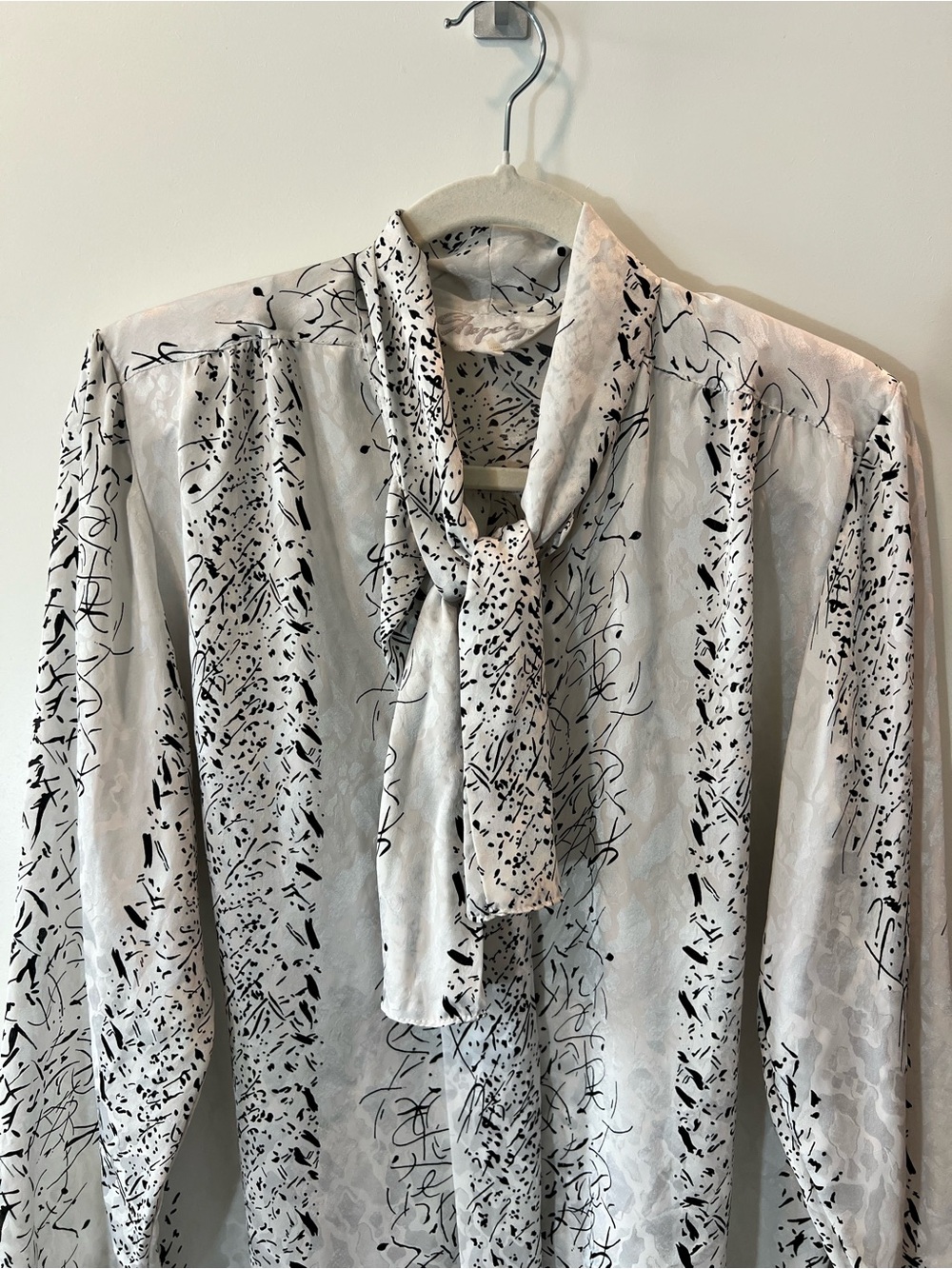 Shapely VINTAGE White Blouse with Black Abstract Scribble Print